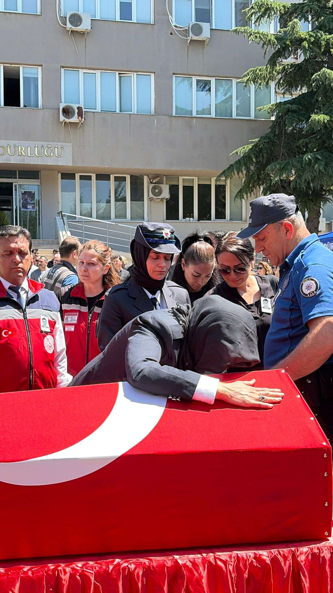 Muğla Şehidini Gözyaşlarıyla Uğurladı: 17 Günlük Bebeği Yetim Kaldı 4